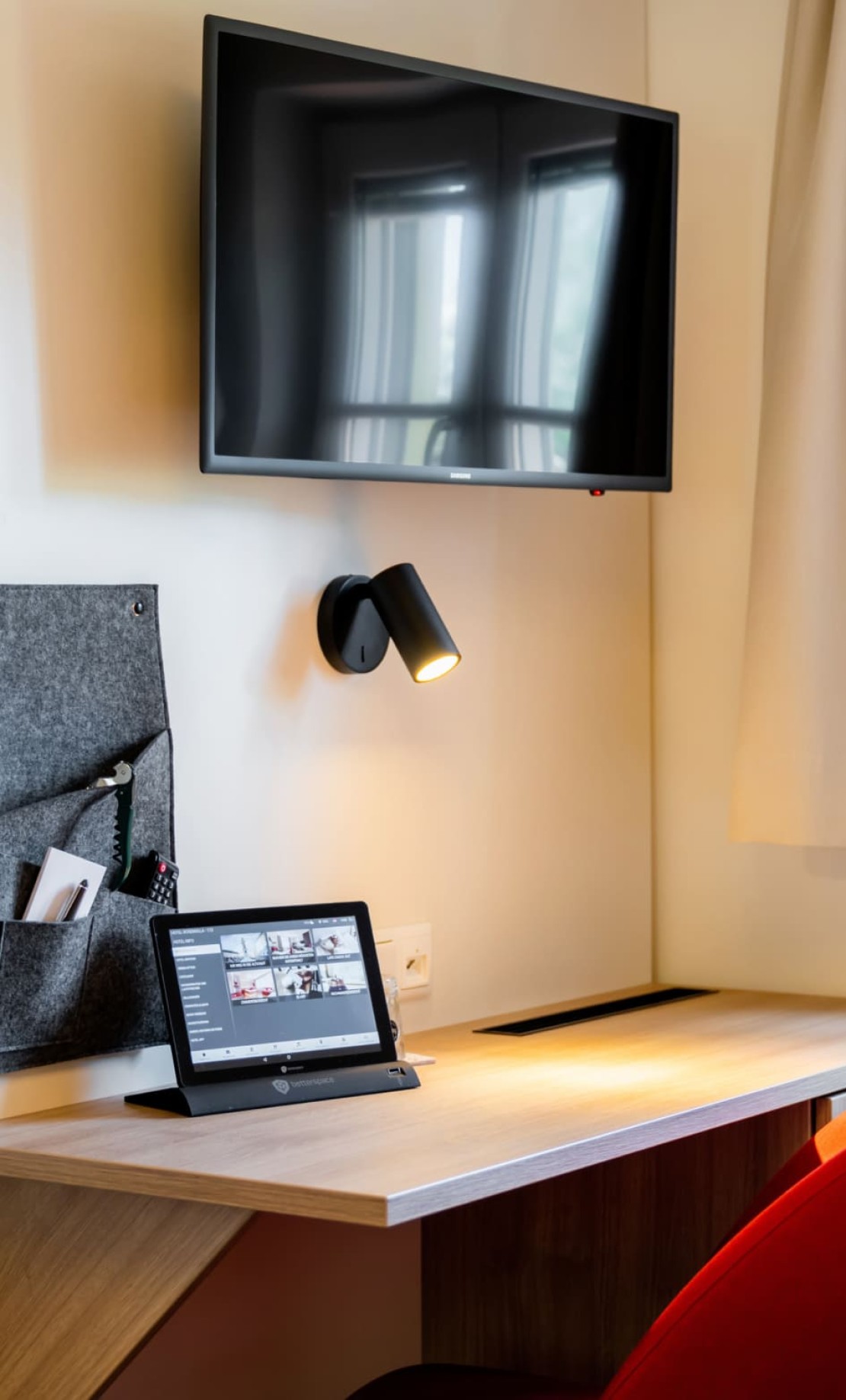 Schreibtisch und TV im Einzelzimmer der Rosenvilla Salzburg